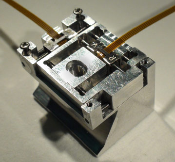 図１.プロトタイプ駆動機構の走査電子顕微鏡薄膜透過像観察ホルダへの応用例 装着ホルダ